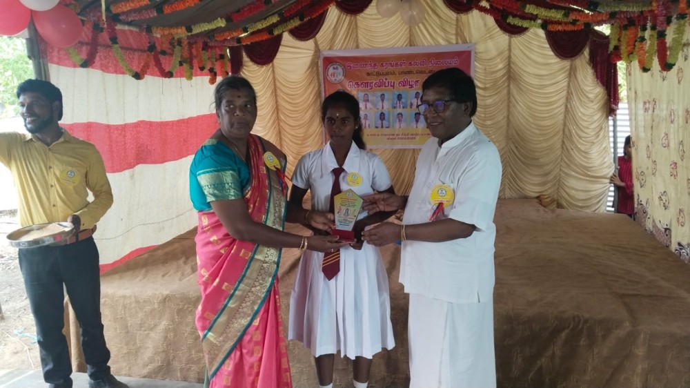 கௌரவிக்கப்பட்ட மாணவி