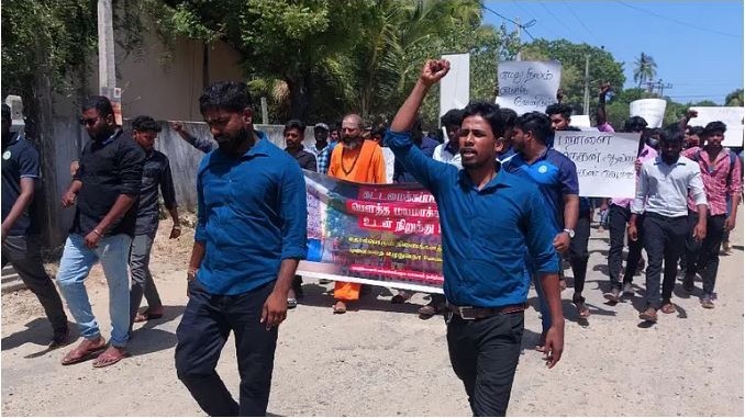 யாழ். பல்கலைக்கழக மாணவர் சுழிபுரத்தில் போராட்டம்