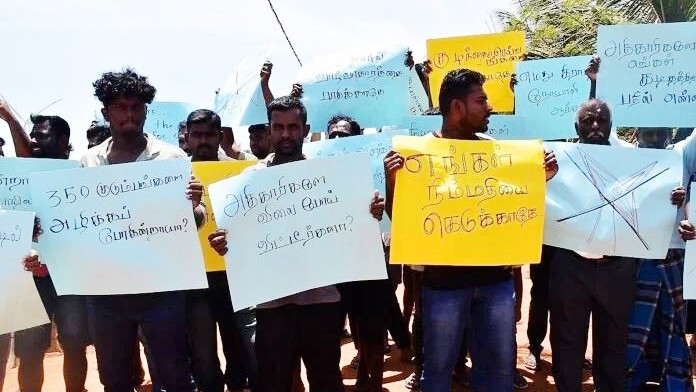 மன்னாரில் அமைக்கப்பட்ட காற்றாலை மின் நிலையத்தை எதிர்த்து போராட்டம்