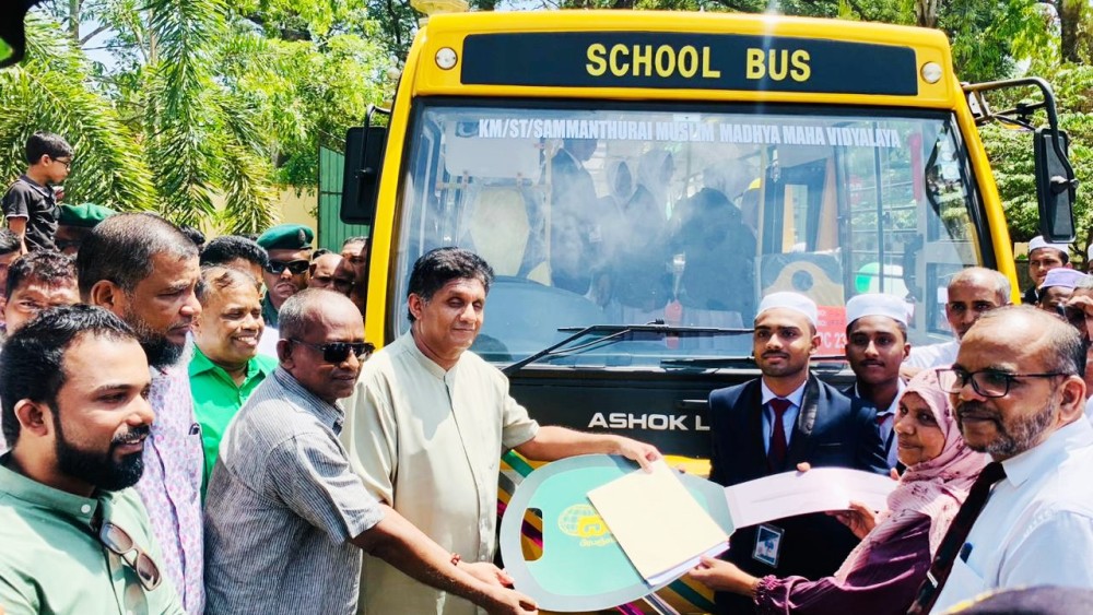 பஸ் அன்பளிப்பு செய்தார் சஜித் பிரேமதாஸ