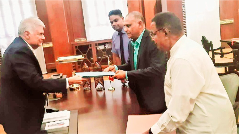 ஜனாதிபதியிடம் சமர்ப்பிப்பு