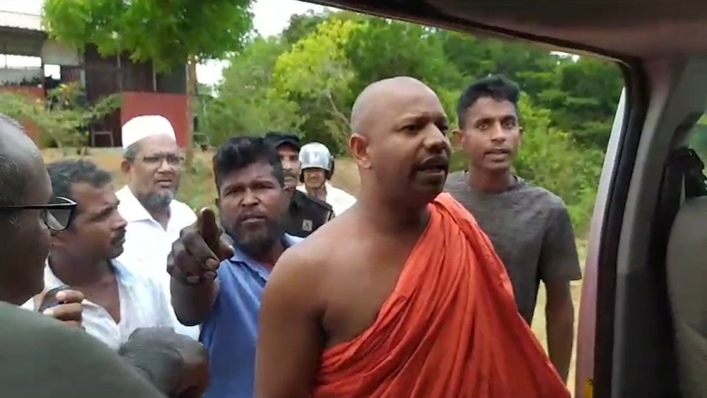 வாகனத்தோடு கொளுத்துவோம் - மிரட்டிய பௌத்த பிக்கு