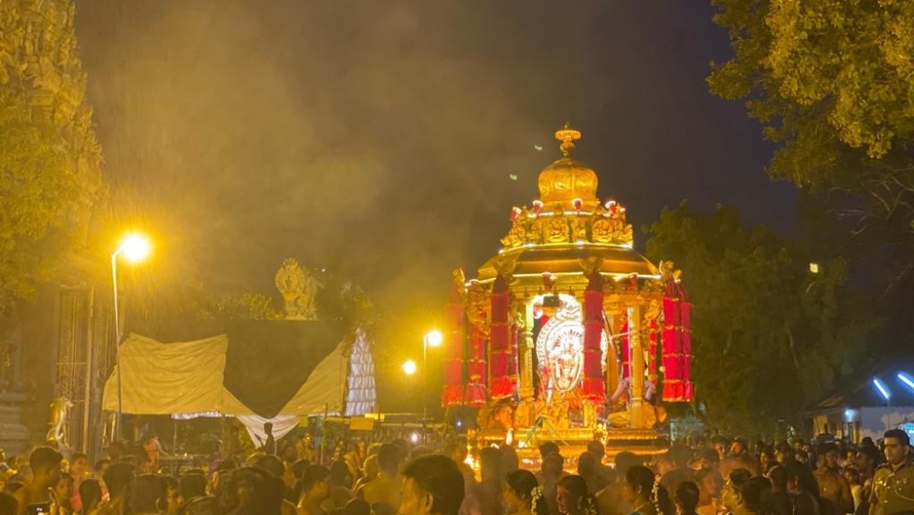 தங்கரதத்தில் வலம் வந்தாள் தெல்லிப்பளை துர்க்காதேவி