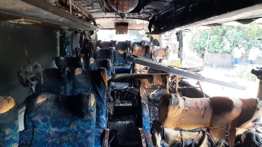 யாழ்ப்பாணத்திலிருந்து கட்டுநாயக்கவுக்கு பயணிகளை ஏற்றிச் சென்ற பஸ் எரிந்தது!