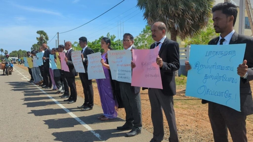 சரத் வீரசேகரவின் கருத்தை கண்டித்து முல்லை சட்டத்தரணிகள் போராட்டம்!