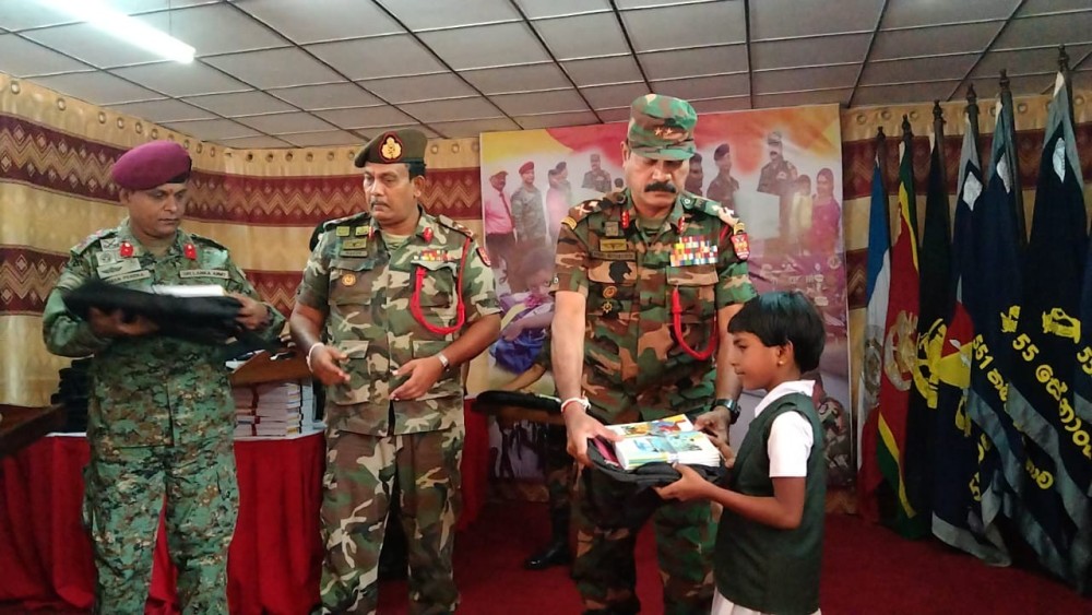 கற்றல் உபகரணங்கள் வழங்கிய இராணுவம்