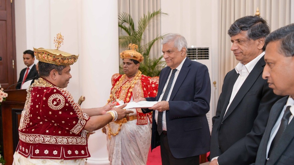 ஜனாதிபதியிடம் கையளிப்பு