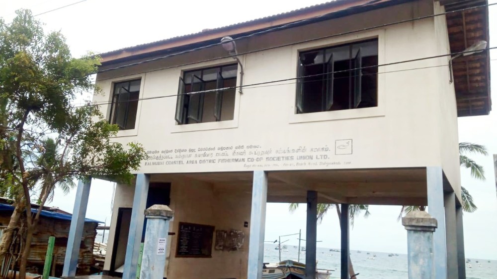 மீனவர் சமாஜ அலுவலகம் விஷமிகளால் சேதம்