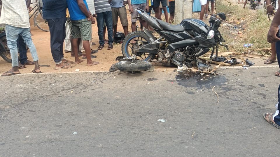 கம்பத்துடன் மோதியதால் உயிரிழந்த இளைஞன்