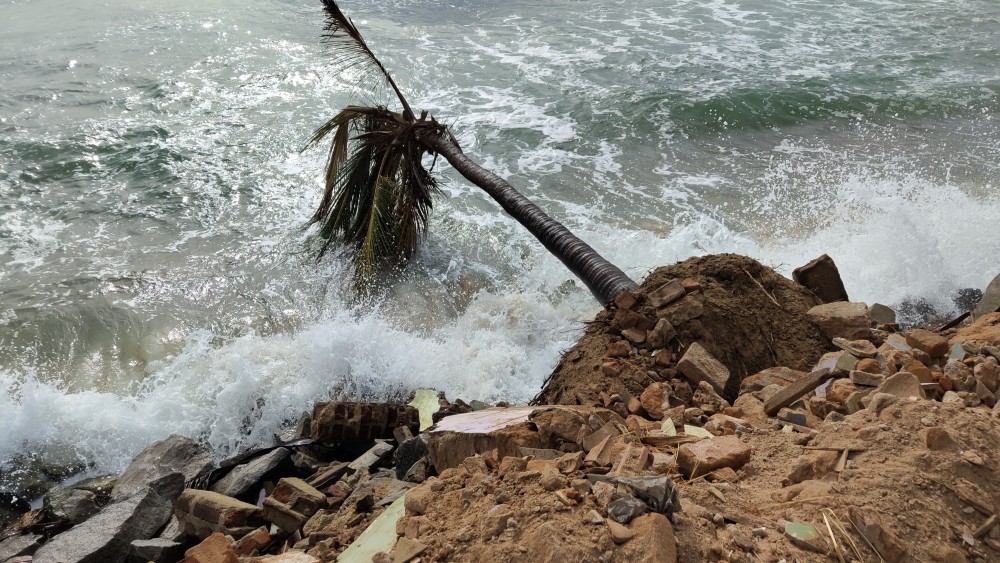 தொடரும்  கடலரிப்பு நிந்தவூரில் - அதிகாரிகள் தூக்கத்தில்