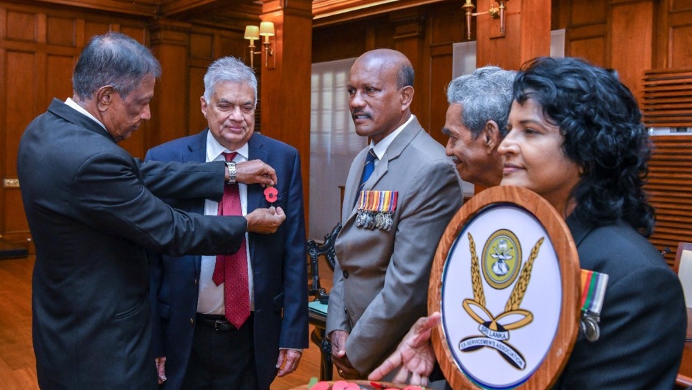 ஜனாதிபதிக்கு பொப்பி மலர் அணிவிப்பு