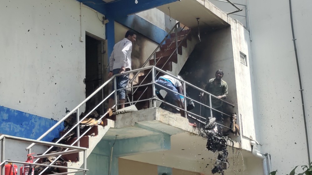 கிளிநொச்சி வர்த்தக நிலையம் ஒன்றில் பரவிய தீ