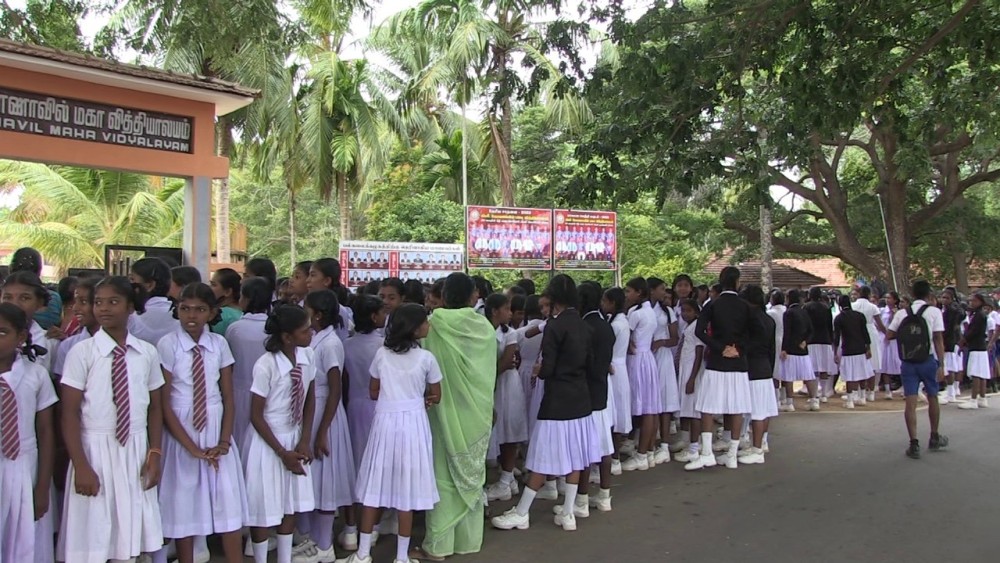 ஆசிரியர் பற்றாக்குறையால் மாணவர்கள் போராட்டம்