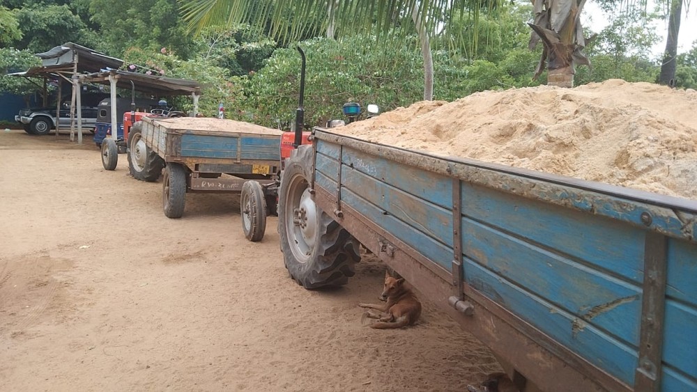 உழவு இயந்திரங்கள் பறிமுதல்