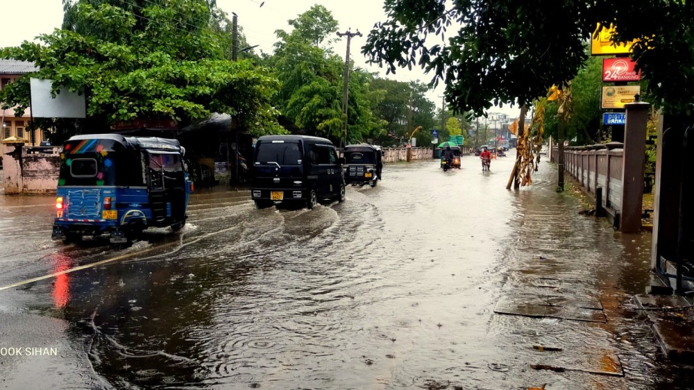 கொட்டித் தீர்த்தது மழை