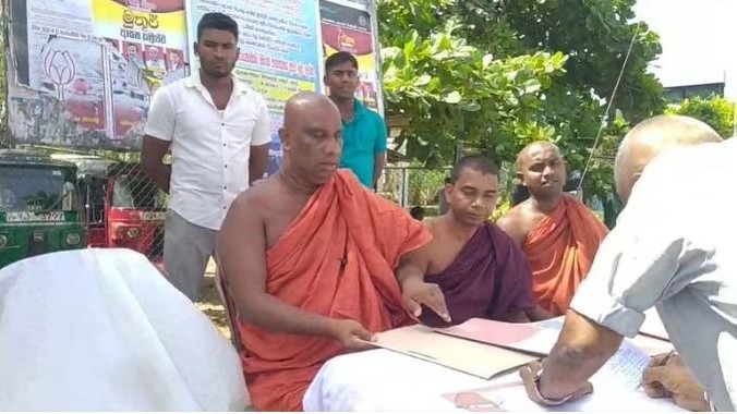 ஒரு இலட்சம் கையெழுத்து திரட்டும் பிக்குகள்