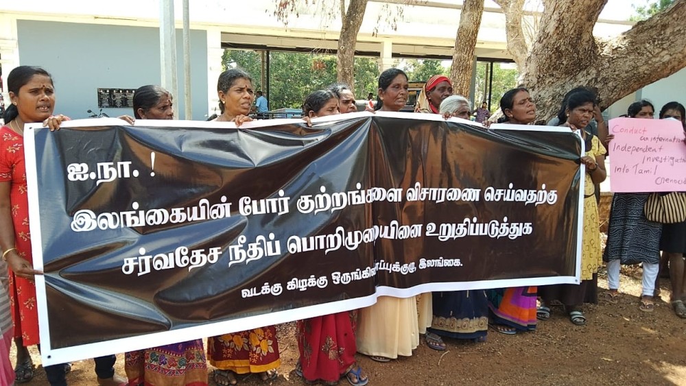 கிளிநொச்சி மாவட்ட பெண்கள் வாழ்வுரிமைக் கழகத்தின் ஏற்பாட்டில் ஆர்ப்பாட்டம்