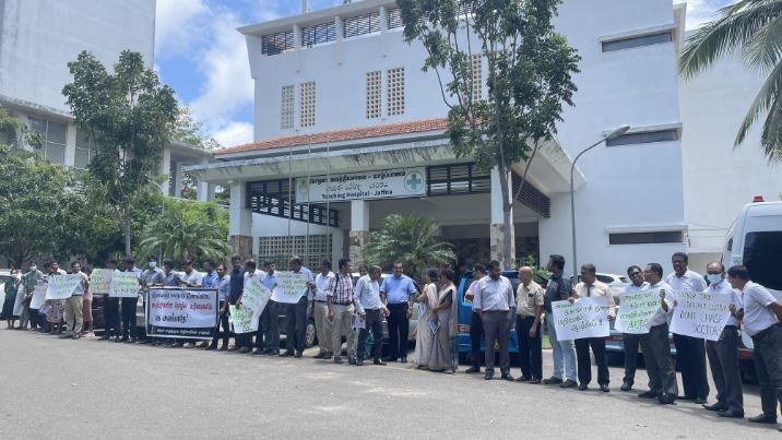 யாழ்.போதனா வைத்தியசாலை முன் வைத்தியர்கள் நேற்றுப் (22) போராட்டம்!