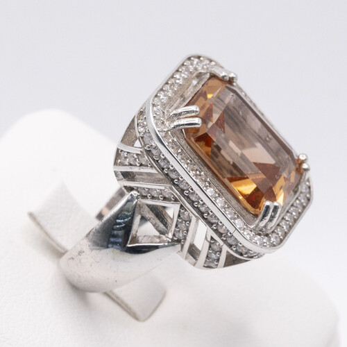 925 sterling silver ring set on colour changing Zultanite stone