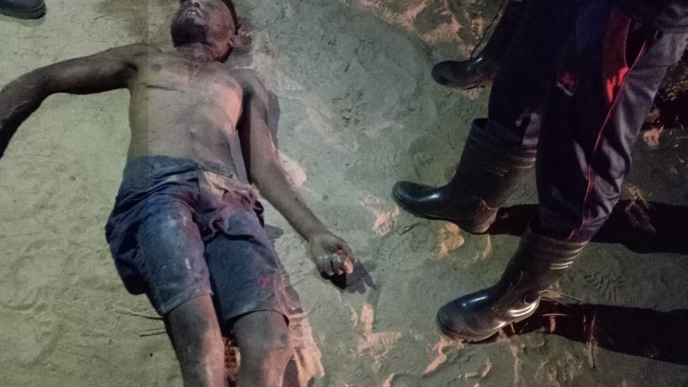 தாக்கப்பட்ட காயங்களுடன் மீட்கப்பட்ட இளைஞனின் சடலம்