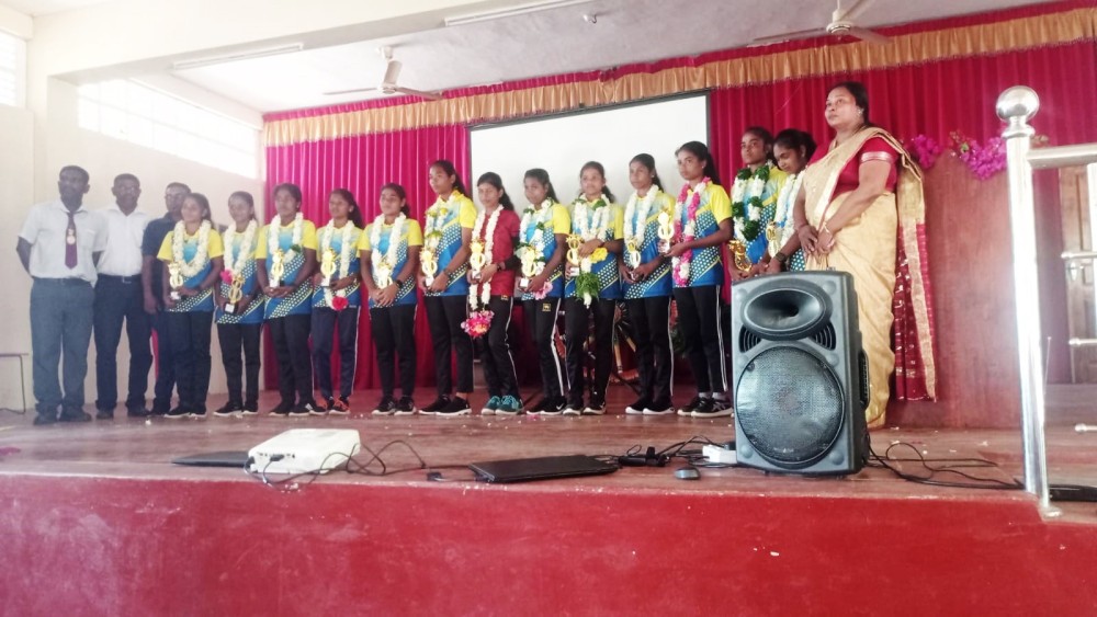 மாணவர்களை வாழ்த்தும் நிகழ்வு