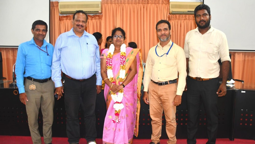 ஓய்வு பெற்றார்  மட்டக்களப்பு   அரச அதிபர்