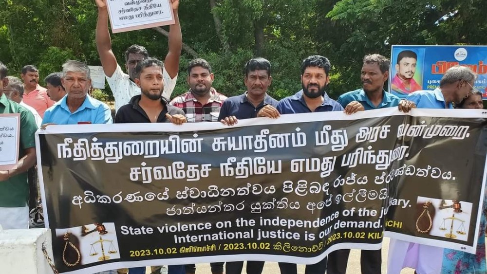 நீதித்துறையின் சுயாதீனத்தை உறுதிப்படுத்தக்கோரி, கிளிநொச்சியில் கவனயீர்ப்பு