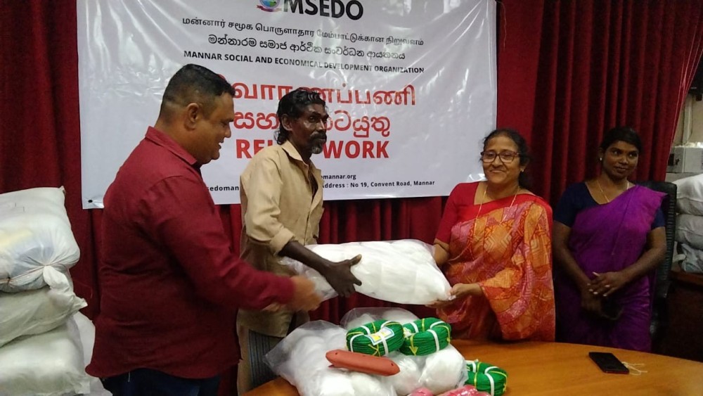 பாதிக்கப்பட்ட மீனவருக்கு வலைகள்