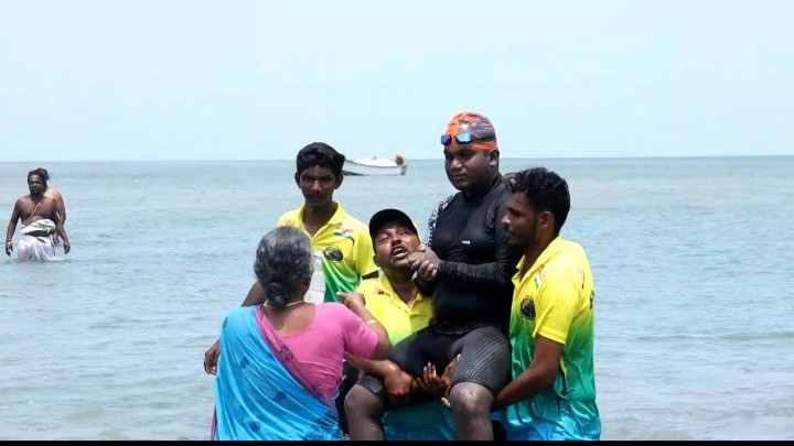 பாக்கு நீரிணையை நீந்திக் கடந்து  சாதனை படைத்த ஓட்டிசம் சிறுவன்