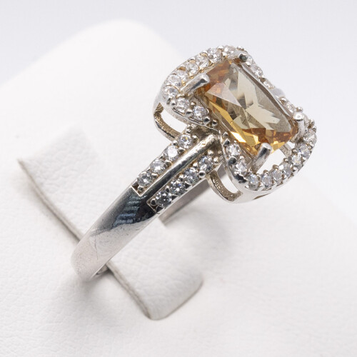 925 sterling silver ring set on colour changing Zultanite stone