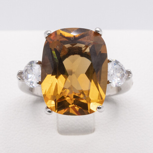 925 sterling silver ring set on colour changing Zultanite stone