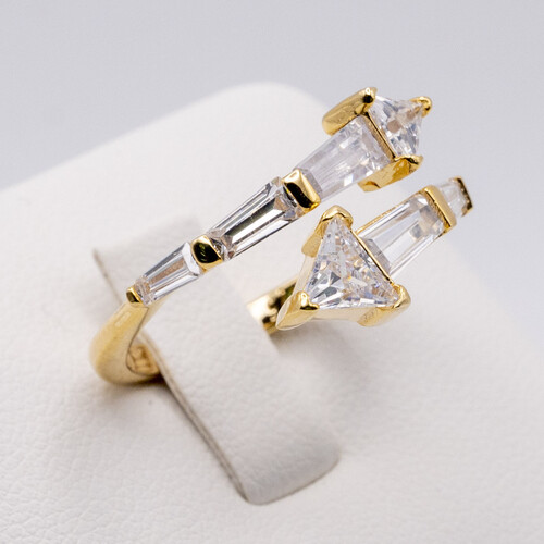 Baguette cut zirconia stones set vertically on yellow gold plated silver ring