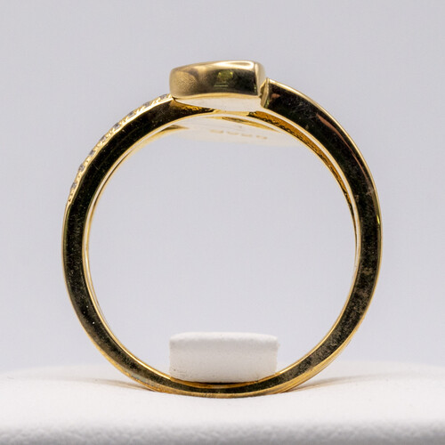 Zirconia stones set vertically on yellow gold plated silver ring