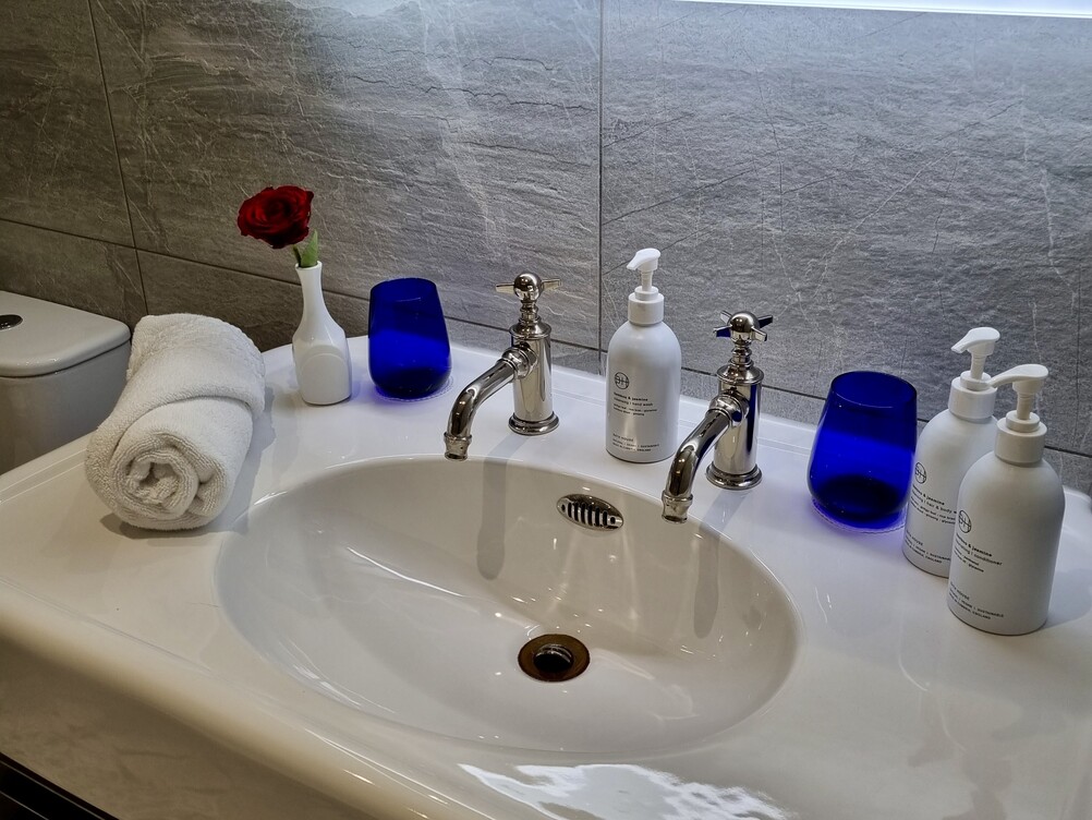 Deluxe Suite/Apartment - "Lilac Cottage"