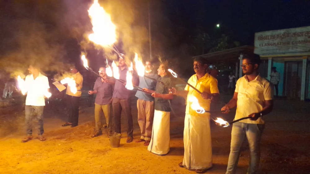 மின் கட்டண அதிகரிப்பை எதிர்த்த யாழில் தீப்பந்த போராட்டம்!