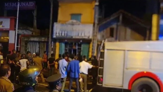 யாழ். நகரப் பகுதியில் உள்ள வர்த்தக நிலையத்தில் தீ பரவல்  