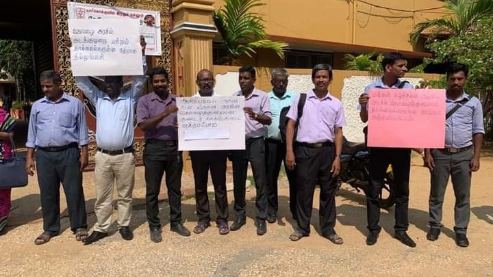 ஆசிரியர்கள் மீது தாக்குதல் - கண்டித்து களமிறங்கிய ஆசிரியர்கள்