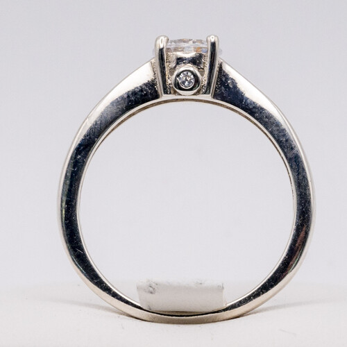 Solitaire zirconia stone set on rhodium plated 925 sterling silver ring