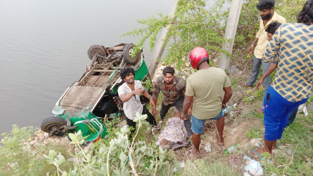 பண்ணைக் கடலுக்குள் பாய்ந்த ஆட்டோ