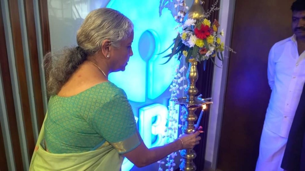 இந்திய வங்கியை திறந்தார் இந்திய நிதி அமைச்சர்