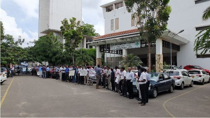 யாழ்.போதனா வைத்தியசாலை முன் மருத்துவர் சங்கம்  போராட்டம்!