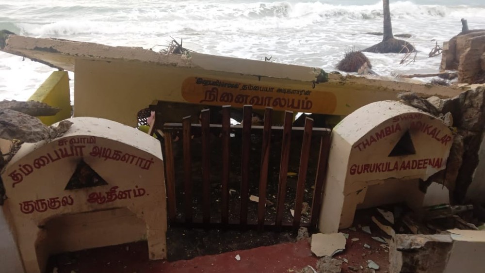 தம்பிலுவில் தம்பையா சுவாமிகள் சமாதி ஆலயம் கடலரிப்பால் சேதம்
