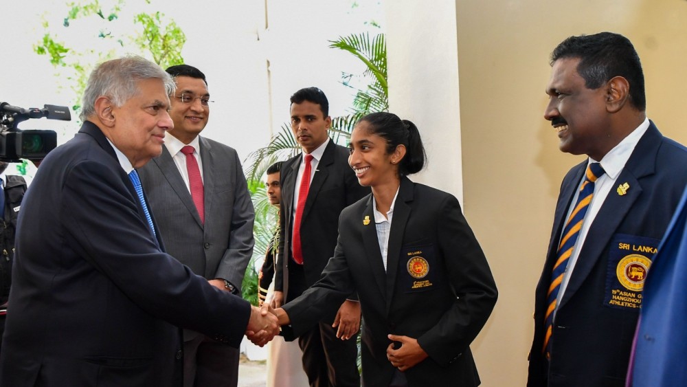 மாணவி தருஷி கருணாரத்னவை ஜனாதிபதி சந்தித்தார்