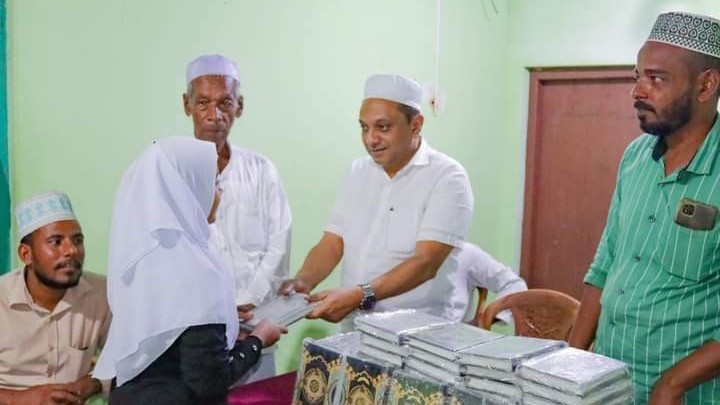 புனித குர்ஆன் பிரதிகள் அன்பளிப்பு