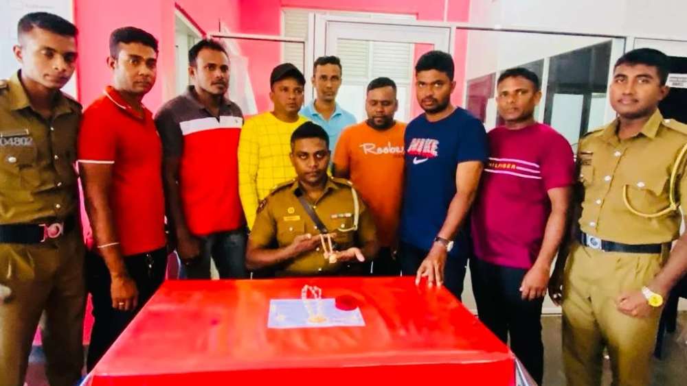 வீடுகளை உடைத்து தங்க நகைகள் திருடிய பெண் உட்பட மூவர் கைது