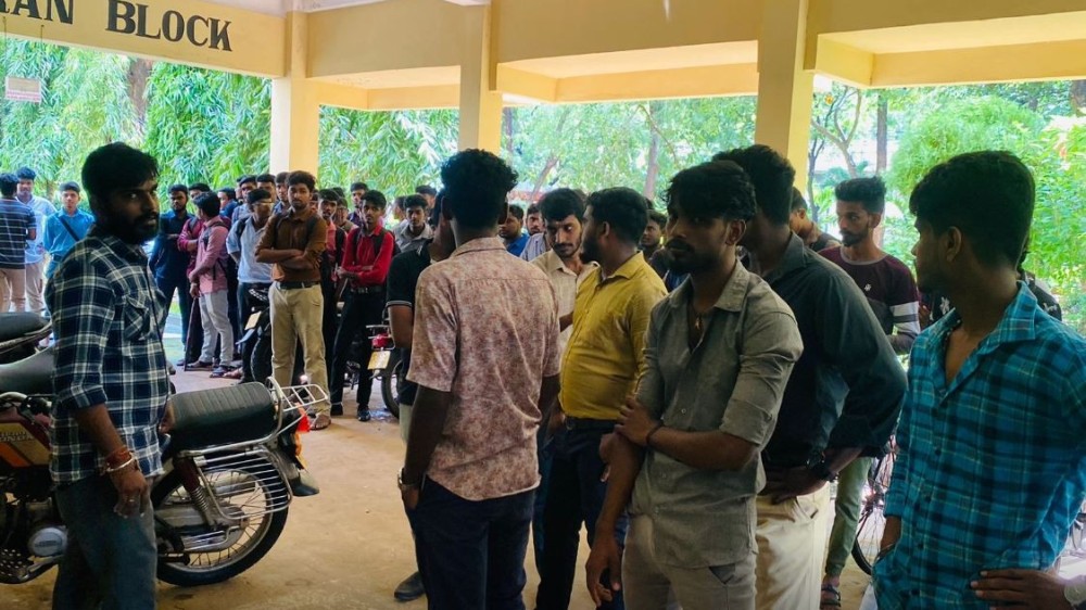 ஆசிரியர் சங்க அறிக்கைக்கு எதிராக யாழ். பல்கலை மாணவர் போராட்டம்