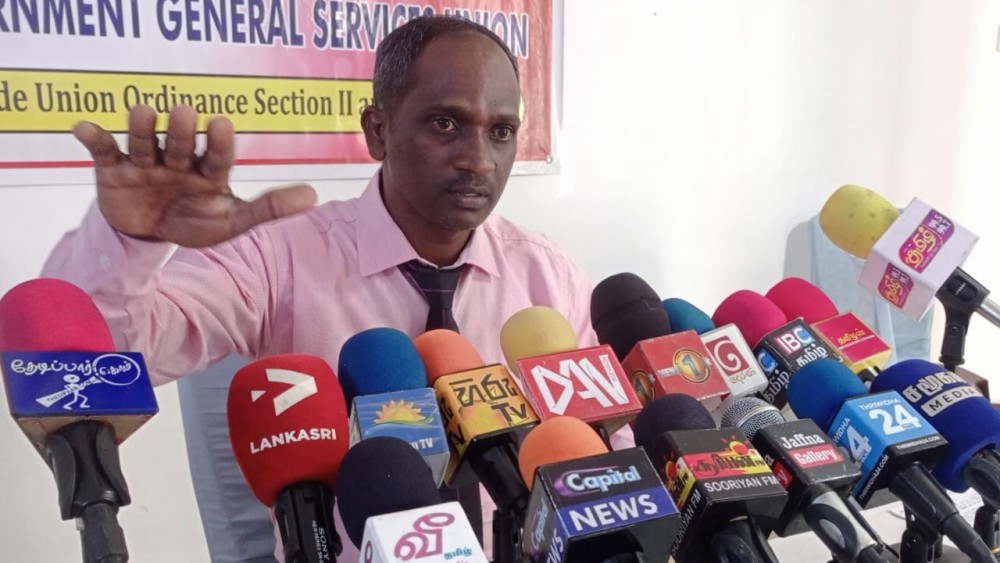 வார்த்தையோ வாழ்கிறது - நம் வாழ்க்கையோ சாகிறது