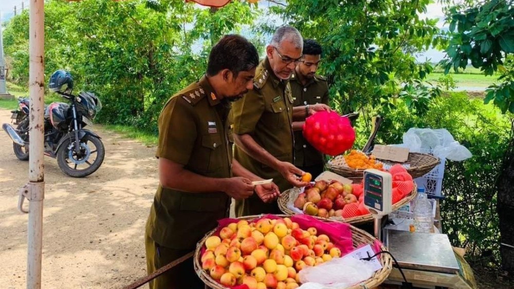 மாவடிப்பள்ளியில்  மனித நுகர்வுக்கு பொருத்தம் இல்லாத பழங்கள் 