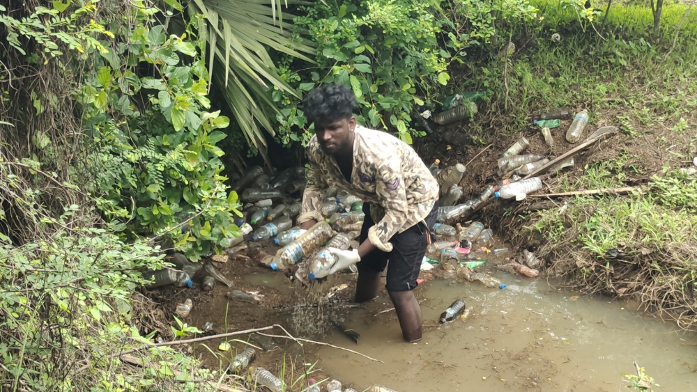 வெள்ள அனர்த்தத்தை கட்டுப்படுத்த திரண்ட மக்கள்