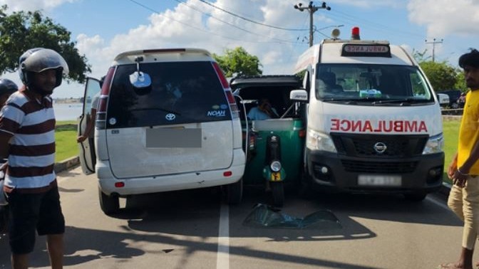 இரு வாகனங்களிடையே ஓட்டோ சிக்கியது  